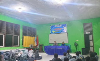 Pimpinan Bawaslu Buton Utara dalam memberikan materi